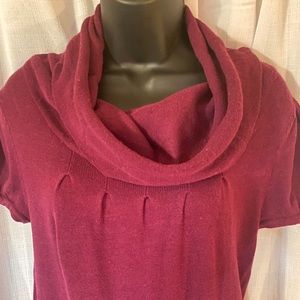 Sweater shirt . Short sleeves with a big neck